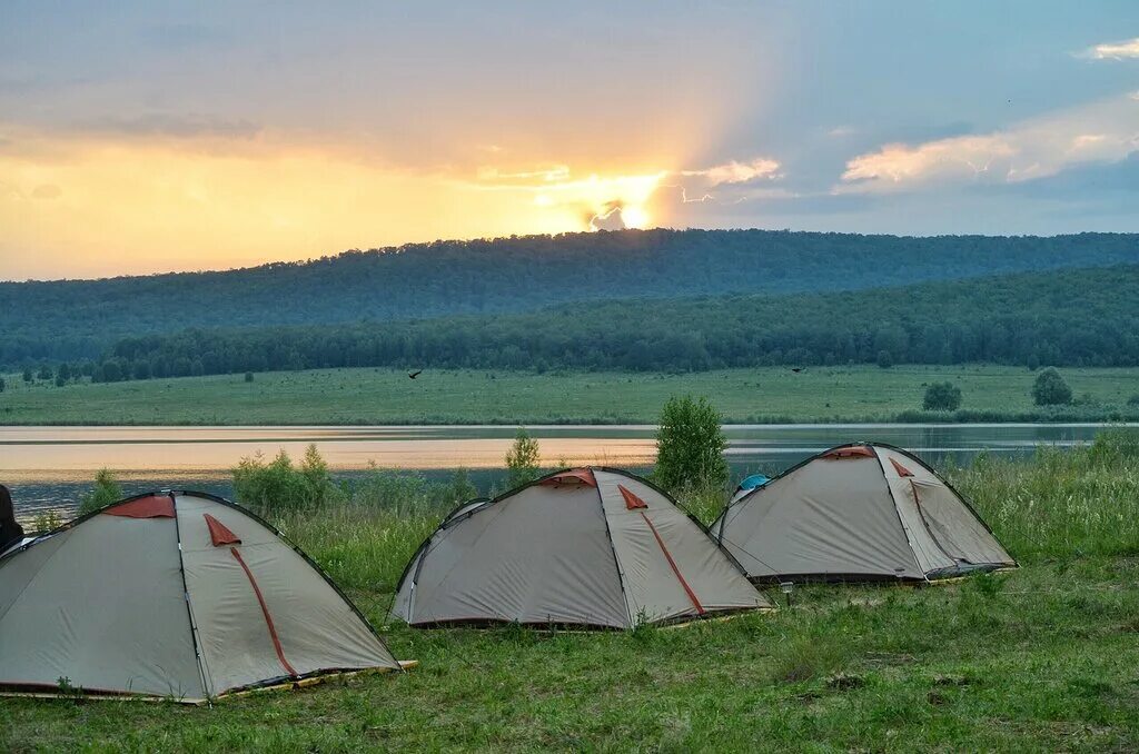 Палаточный городок Башкортостан. Кемпинг Башкирия палаточный. Палаточный лагерь в Башкирии. Банные озера Башкирии палаточный лагерь.