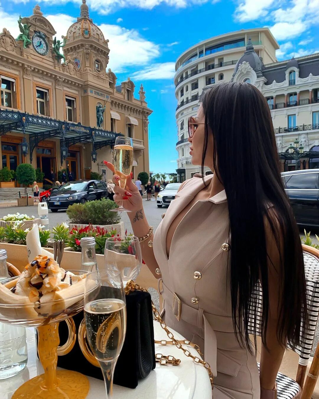 Атрибуты роскошной жизни. Красивая женщина в богатом доме. И роскошно но в то. И роскошно но в то. Лакшери девушка.