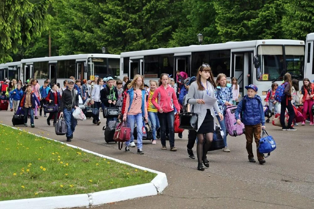 Автобус дол. Оздоровительный лагерь Юность Пермь. Заезд в лагерь. Детские лагеря заезд. Автобус в лагерь.