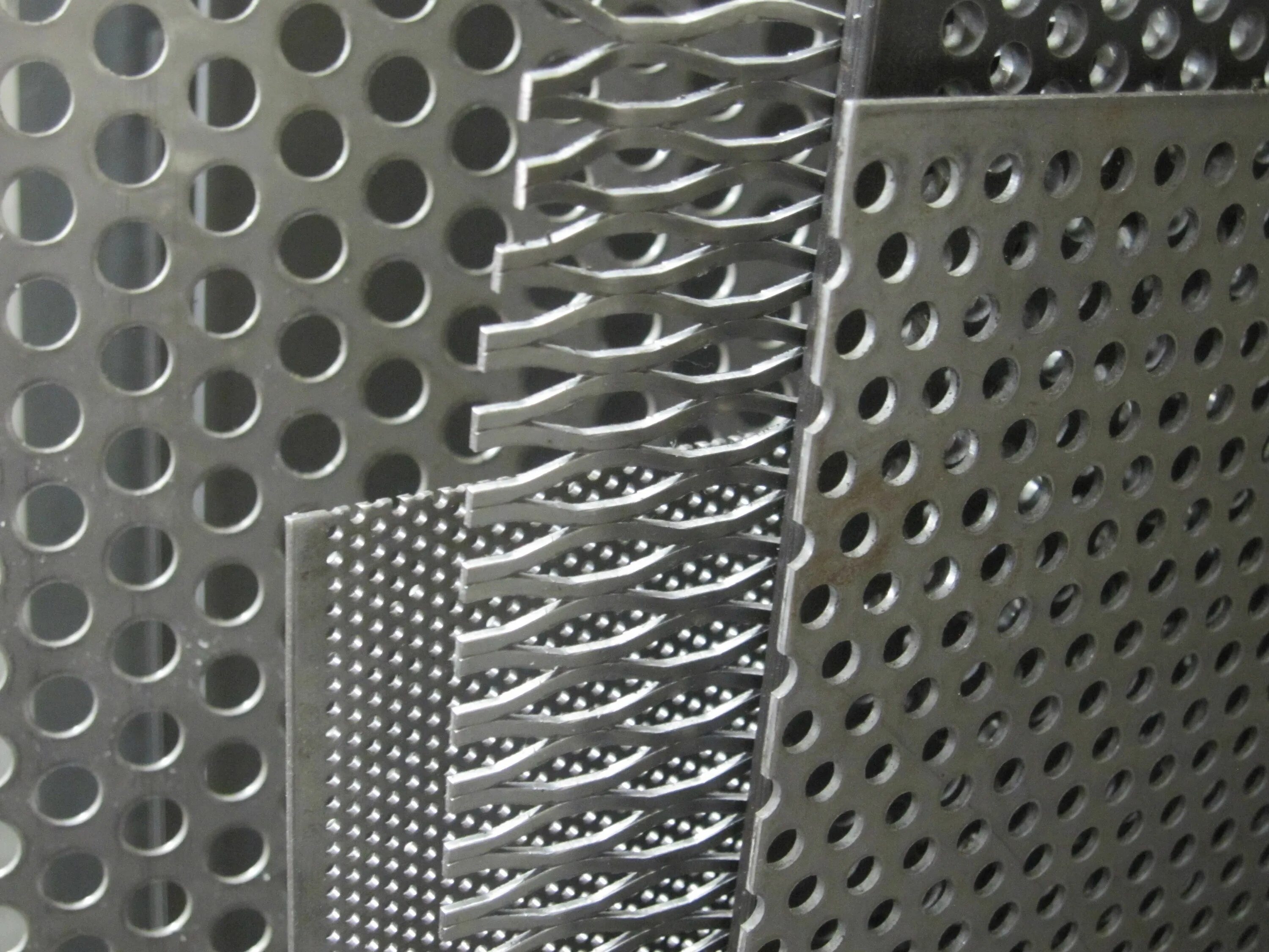 Декоративные экраны для труб отопления. Металлический короб для труб. Окл лоток металлический короб. Декоративный короб для труб отопления. Экран для радиаторов металл 400х800х155.