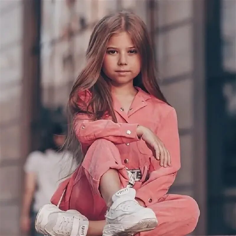 Живу там с мамой: 14-летняя Милана Хаметова переехала в особняк, на который зара