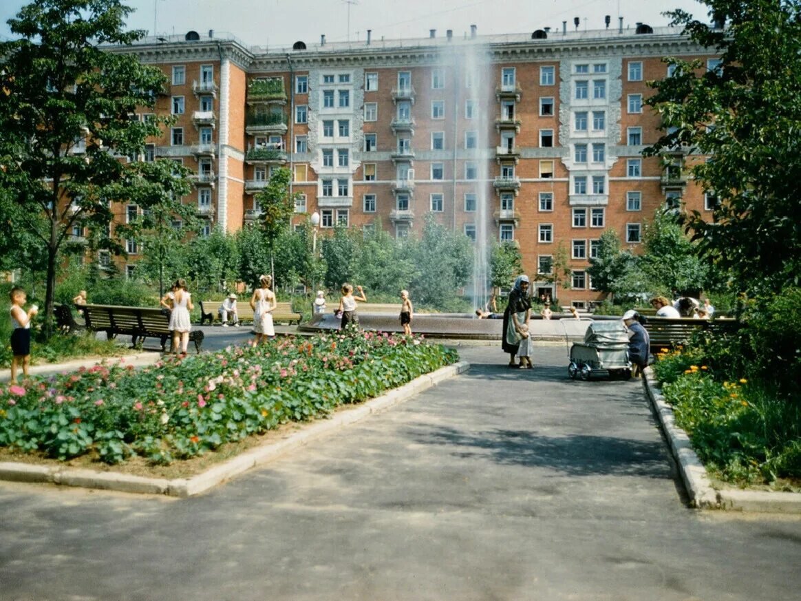 Дома 80х. Двор пятиэтажки СССР. Двор СССР 50е. Московский двор 60-х годов. Хрущёвки в 60е годы.