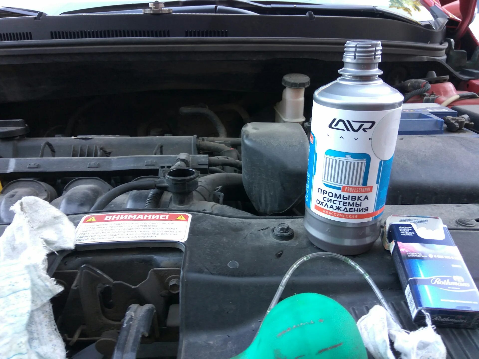 Охлаждение двигателя автомобиля жидкость. Охлаждение двигателя автомобиля жидкость. Когда менять охлаждающую. Охлаждающая жидкость. Перегретый антифриз.