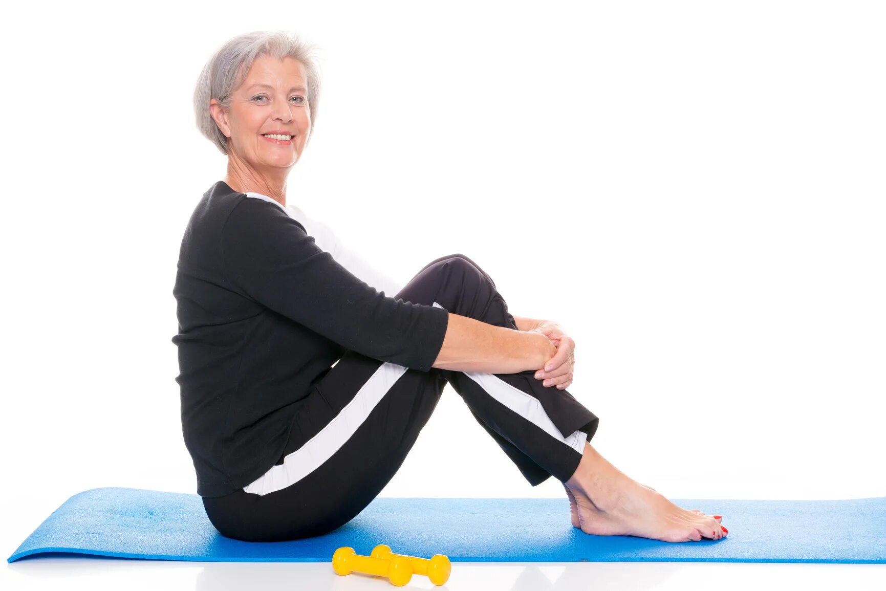 Упражнения для пожилых женщин. Гимнастика для женщин 50+. Пожилая женщина упражняется. Йога для пожилых женщин.