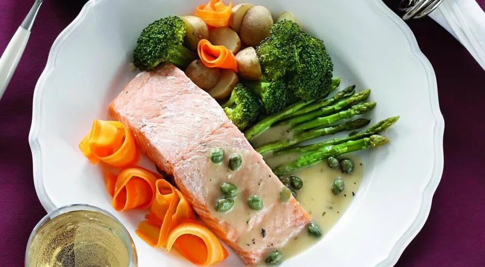 Стричь капусту. Рагу из овощей. Подготовка гарниров. Подготовка гарниров. Тарелка с салатом.