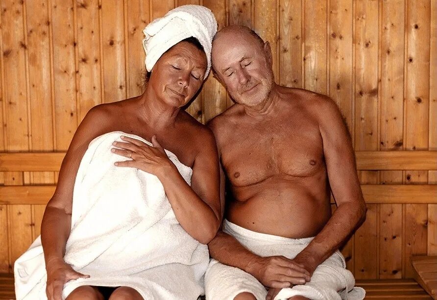Пенсионеры в бане. Старики в сауне. Пожилые женщины в сауне. Пенсионерки в бане.