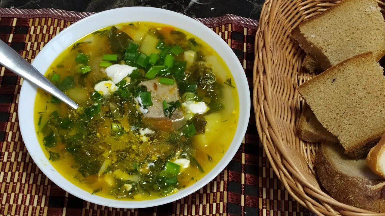 Вкусный зеленый борщ. Зелёный борщ с щавелем. Борщ с щавелем и яйцом. Зелёный борщ с щавелем и яйцом. Зеленый борщ классический.