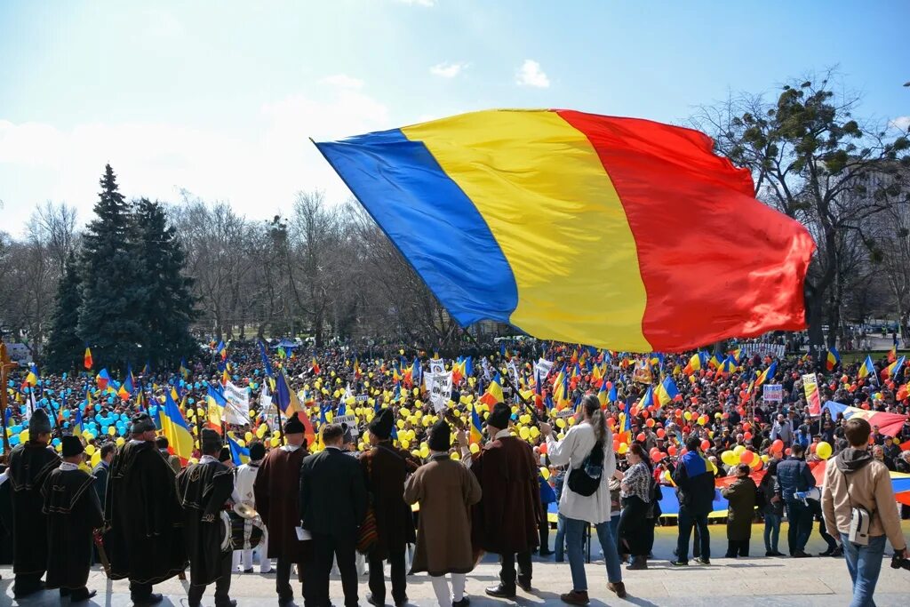 Молдавия в составе румынии. Флаг молдавии и флаг румынии. Протесты в румынии. Румыния новости. Митинг в румынии.