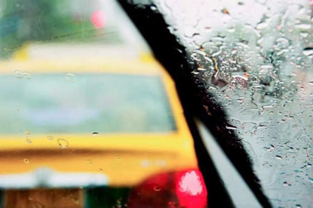 Запотевает стекло в дождь. Запотевшее стекло. Запотевшие окна автомобиля. Запотевшие окна в машине. Запотевшее стекло авто.