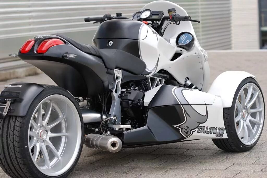 Трехколесный мотоцикл купить. BMW мотоцикл трайк трицикл. Gg Taurus трицикл. Трехколесный мотоцикл БМВ. BMW 3 колесный мотоцикл спортивный.