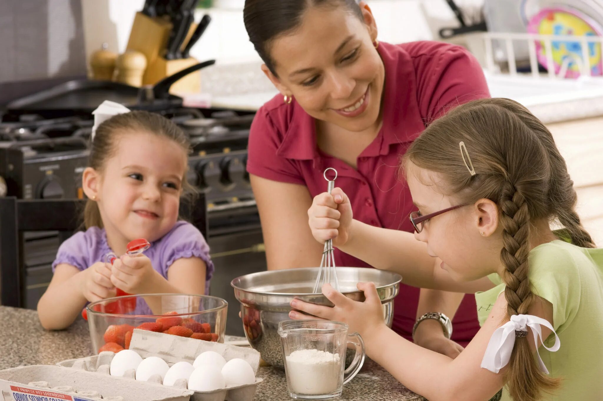 Чувство дома. Children playing together on the Table. Family activities. Дети дома и в обществе