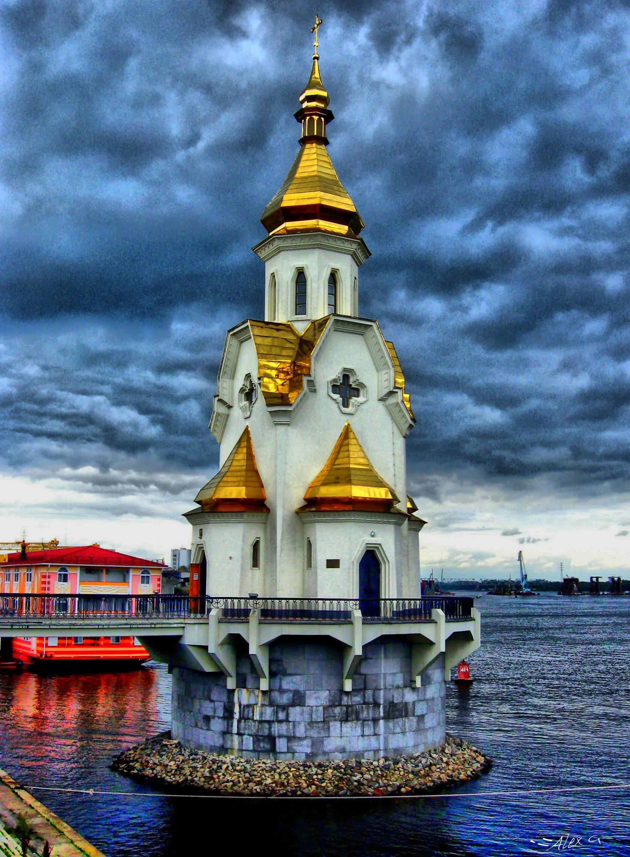 Церковь св николая. Храм святителя Николая Чудотворца на Водах. Храм Николая Чудотворца в Киеве. Церковь святителя Николая на воде. Церковь Николая Чудотворца в Киеве на воде.