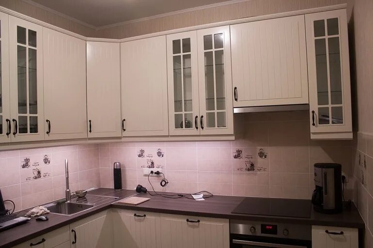 Карниз на кухонном гарнитуре. Карниз над кухонными шкафчиками. Карниз на кухонном гарнитуре. Кухонный карниз. Карниз на кухонном гарнитуре.