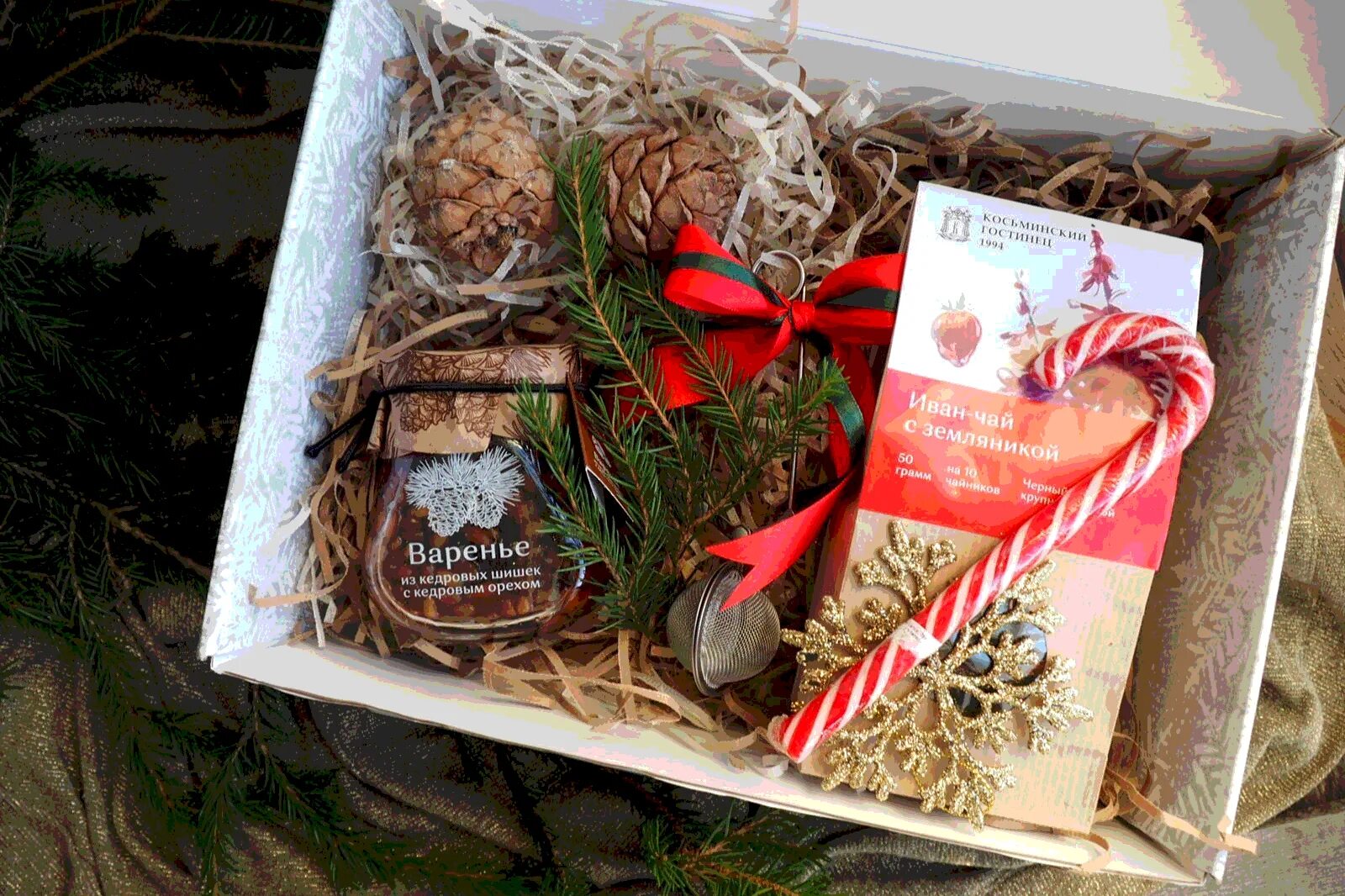 Подарочные наборы с кедровыми орешками и шишками. Набор баночек для чая. Упаковка подарка на новый год с шишками. Подарочные наборы с кедровые орешки. Подарочные наборы мед шишки.