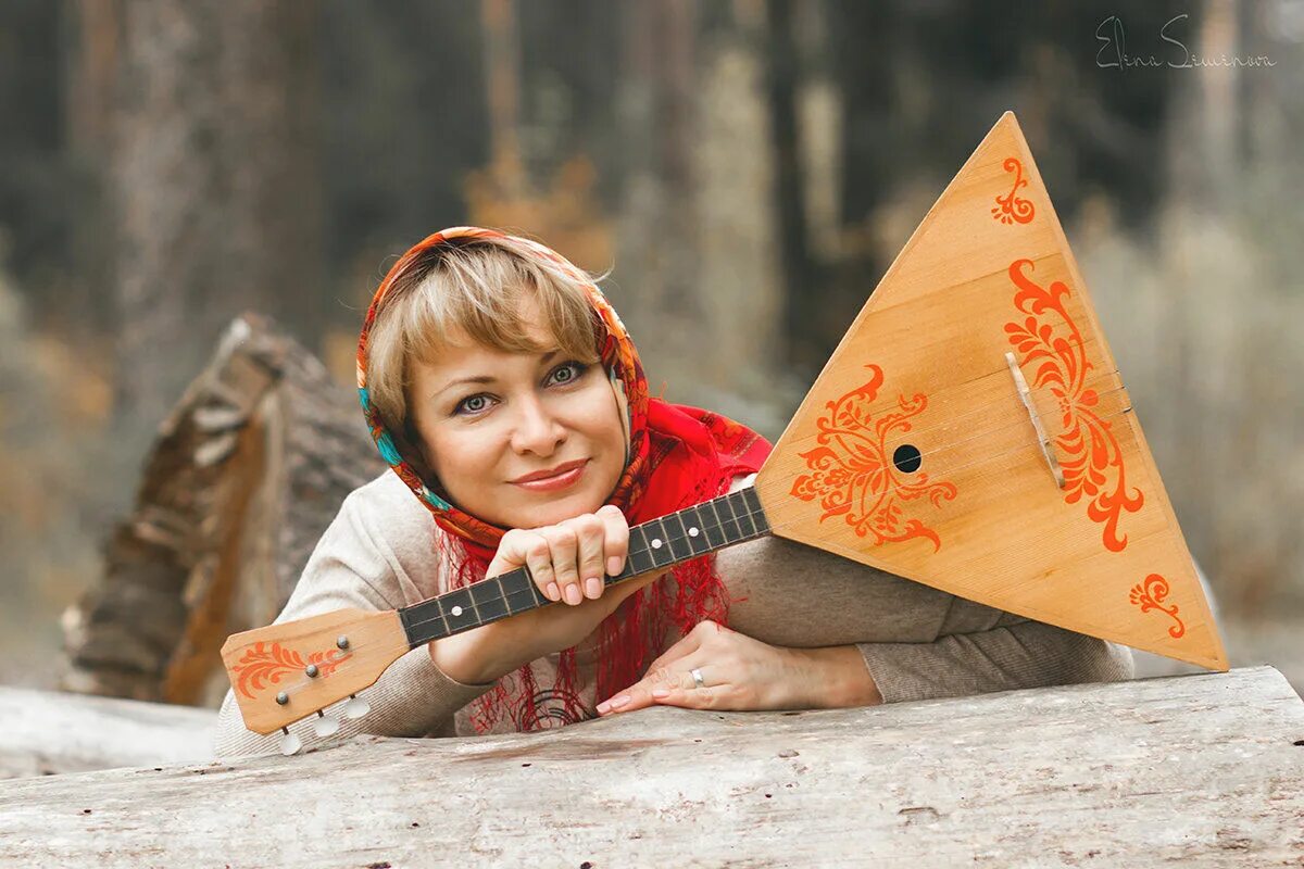 Балалаечники россии. Русская балалайка. Балалайка в руках. Девушка с балалайкой. Балалайка для детей.