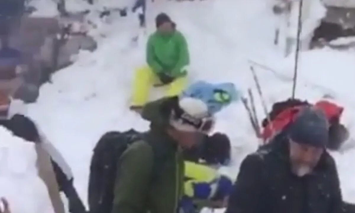 Архыз лавина. Снежные лавины на камчатке. Накрыло лавиной любовь. Лавины на алтае. Разбился на горнолыжном курорте.