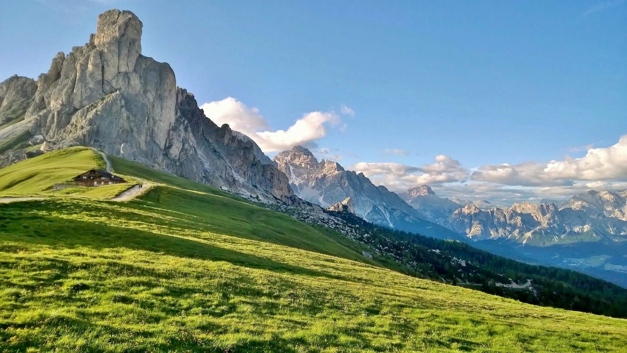 The high mountain in europe is. Апуанские Альпы Италия. Швейцарская гора Маттерхорн. Альпы летом.