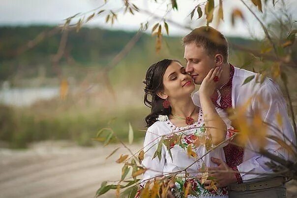 Парная фотосессия в студии. Влюбленная пара. Мексиканский поцелуй с перцем. World couple. Счастливые мужчина и женщина.