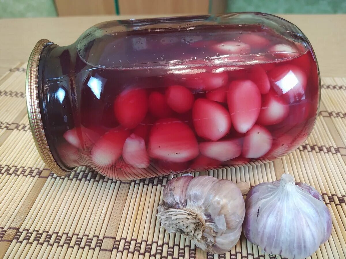 Маринованный чеснок со свеклой быстрого. Маринованный чеснок. чеснок в банке. маринованный чеснок в банке. маринованный чеснок зубчиками.