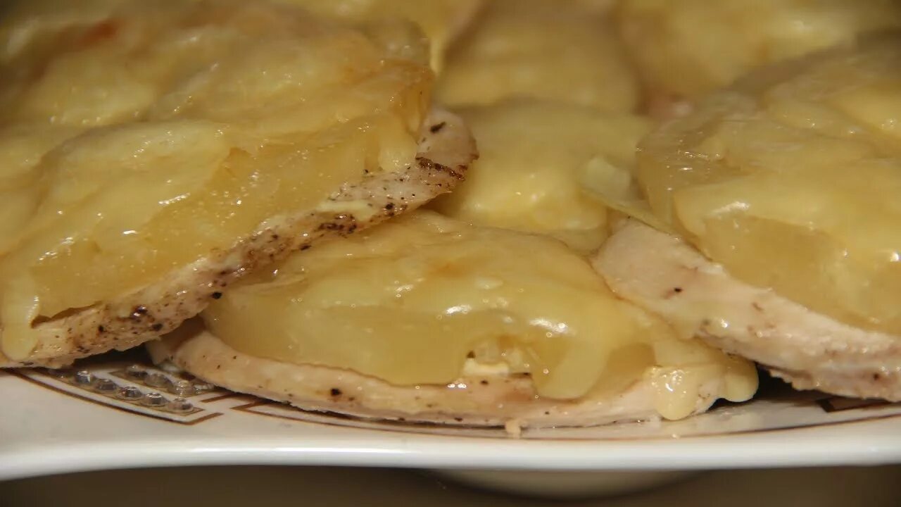 Отбивные из курицы с ананасом и сыром. Куриные отбивные с ананасом и сыром. куриная отбивная с ананасом и сыром в духовке. отбивная с ананасом и сыром в духовке. куриное филе с ананасами в духовке.
