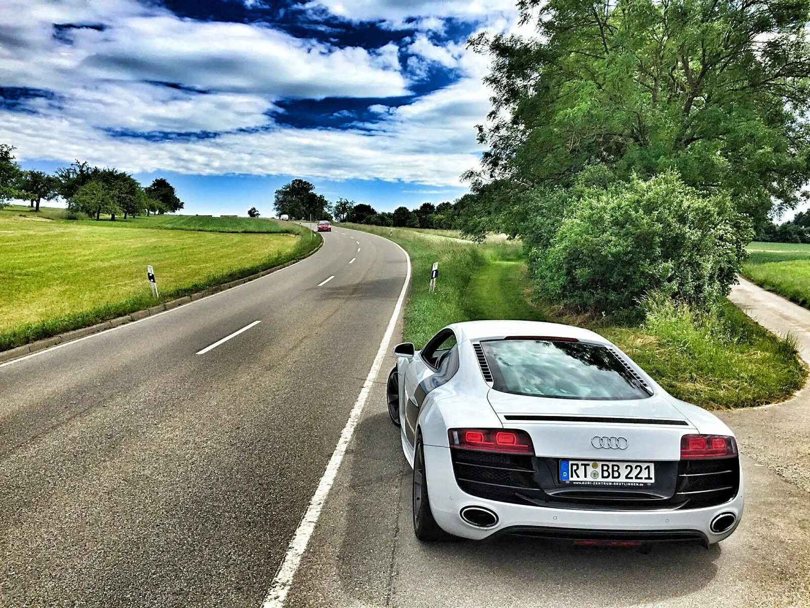 Машина едет фото. Audi r8 Audi Sport сзади. Машина на дороге. Машина едет по дороге. Ехали машины.