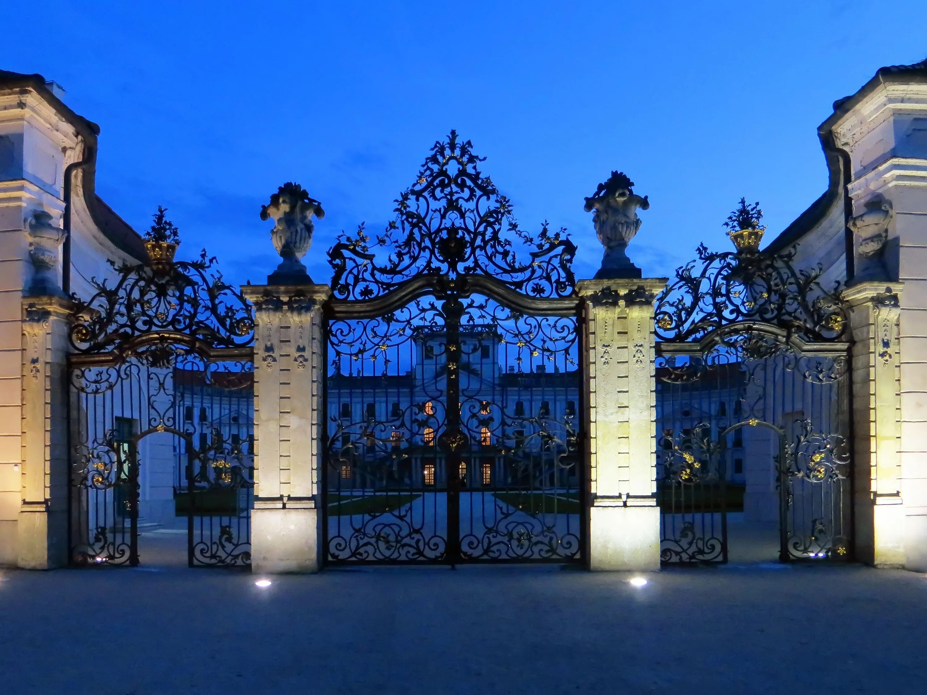 Гуляют ворота. Екатерининский дворец забор. Екатерининский дворец ворота. Ворота Корвинус Венгрия. Петергоф ворота.