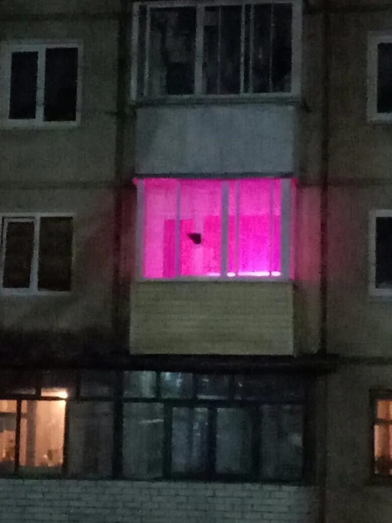 Розовый свет в окнах жилых. Розовый свет в окнах. Розовый свет в окнах жилых домов. Дома с розовым светом в окне. Розовое освещение в окне.