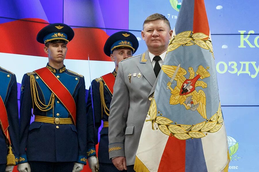 Штандарт командующего. Командующий десантными войсками россии сердюков. вдв министр обороны. сердюков андрей вдв награды. штандарт командующего вдв.