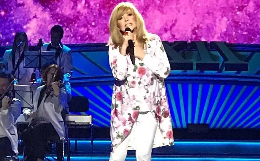 Пугачева на концерте паулса. Выступление пугачева. Юбилейный концерт раймонда паулса. Выступление пугачева. Пугачева 2002 год.