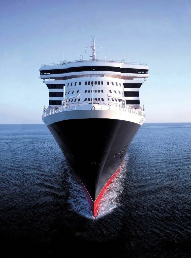 Плавающий корабль. Корабль квин мери 2. круизный лайнер queen mary 2. круизный лайнер queen mary.