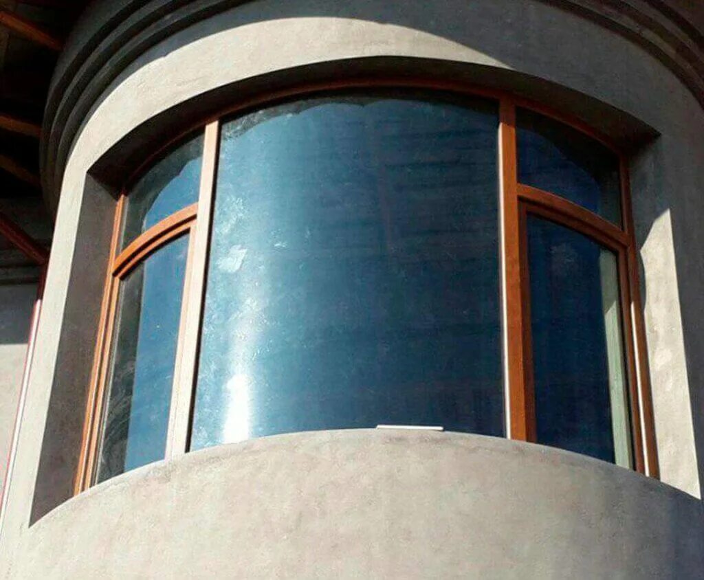 изогнутое стекло для остекления. изогнутые фасады зданий. полукруглые выпуклое окна. гнутое остекление. моллированное остекление.