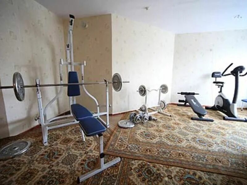 Спортзал евпатория. Санаторий Маяк Евпатория тренажерный зал. Санаторий Дружба Евпатория тренажерный зал. Орен Крым санаторий спортивный зал. Санаторий в Евпатории победа спорт.