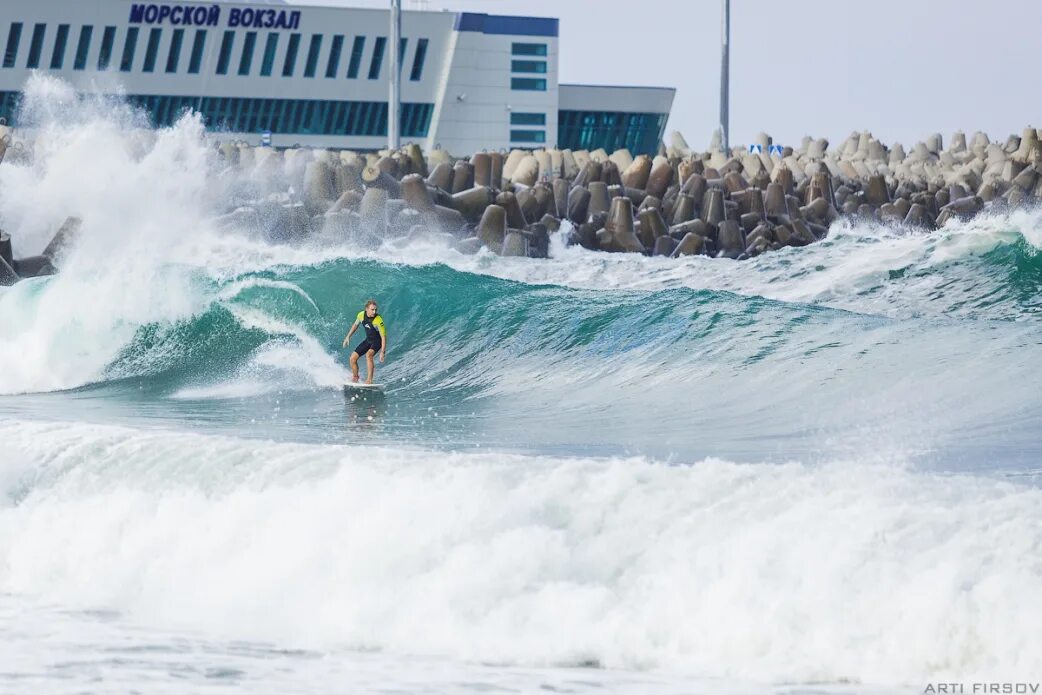 Вода в сочи в октябре. Surf Siberia. Серфинг Сочи Хоста. Дети моря опасные волны. Сочи вода в море.