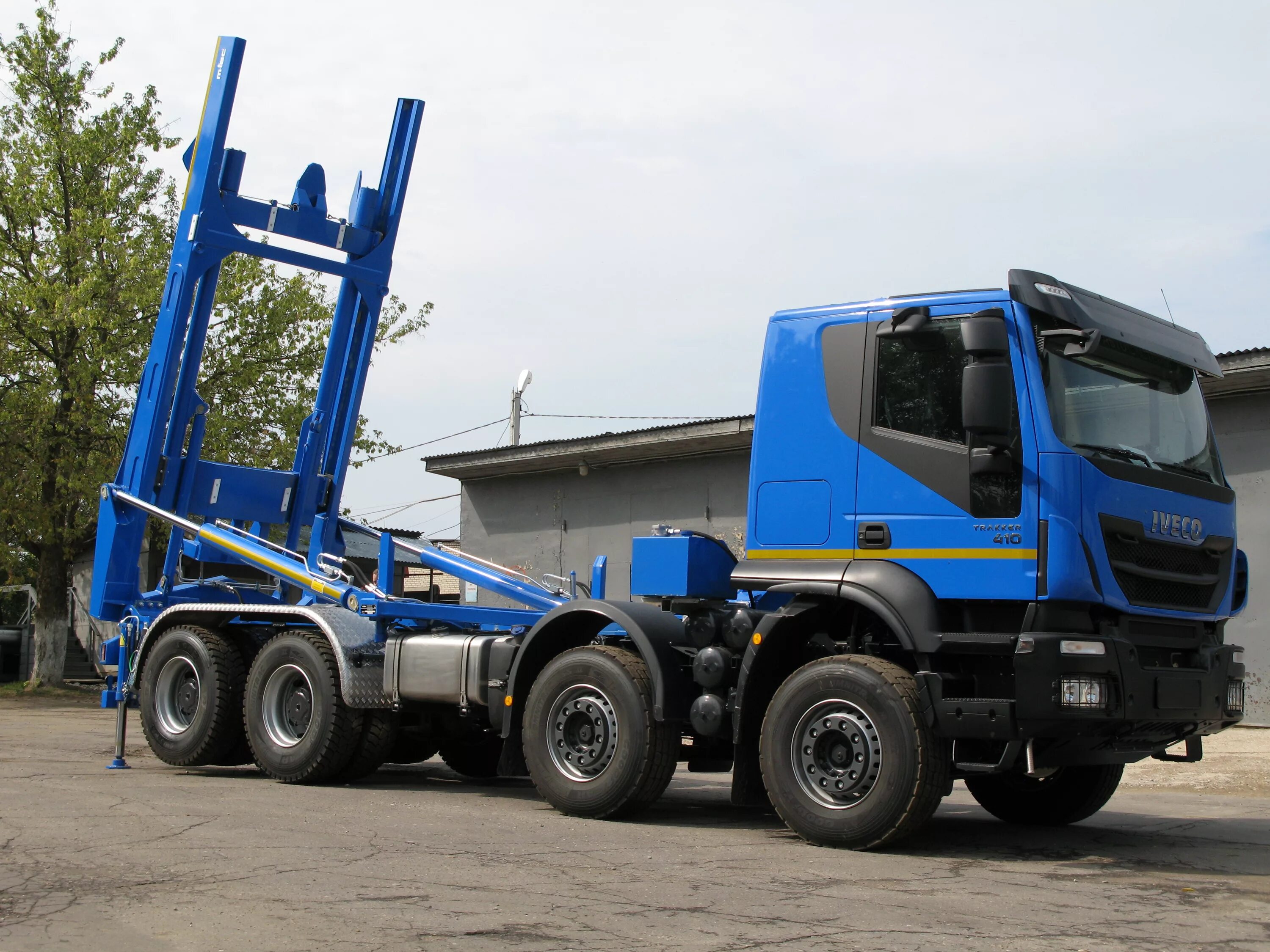 Мультилифт мусоровоз. Шасси Iveco Trakker. Ивеко мультилифт. КАМАЗ МСК мультилифт тросовый. Мультилифт Ивеко 8х4.