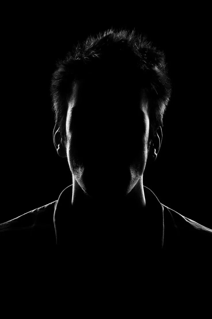 Лицо человека в темноте. Человек в темноте. темный силуэт. тень мужчины. мужское лицо в тени.