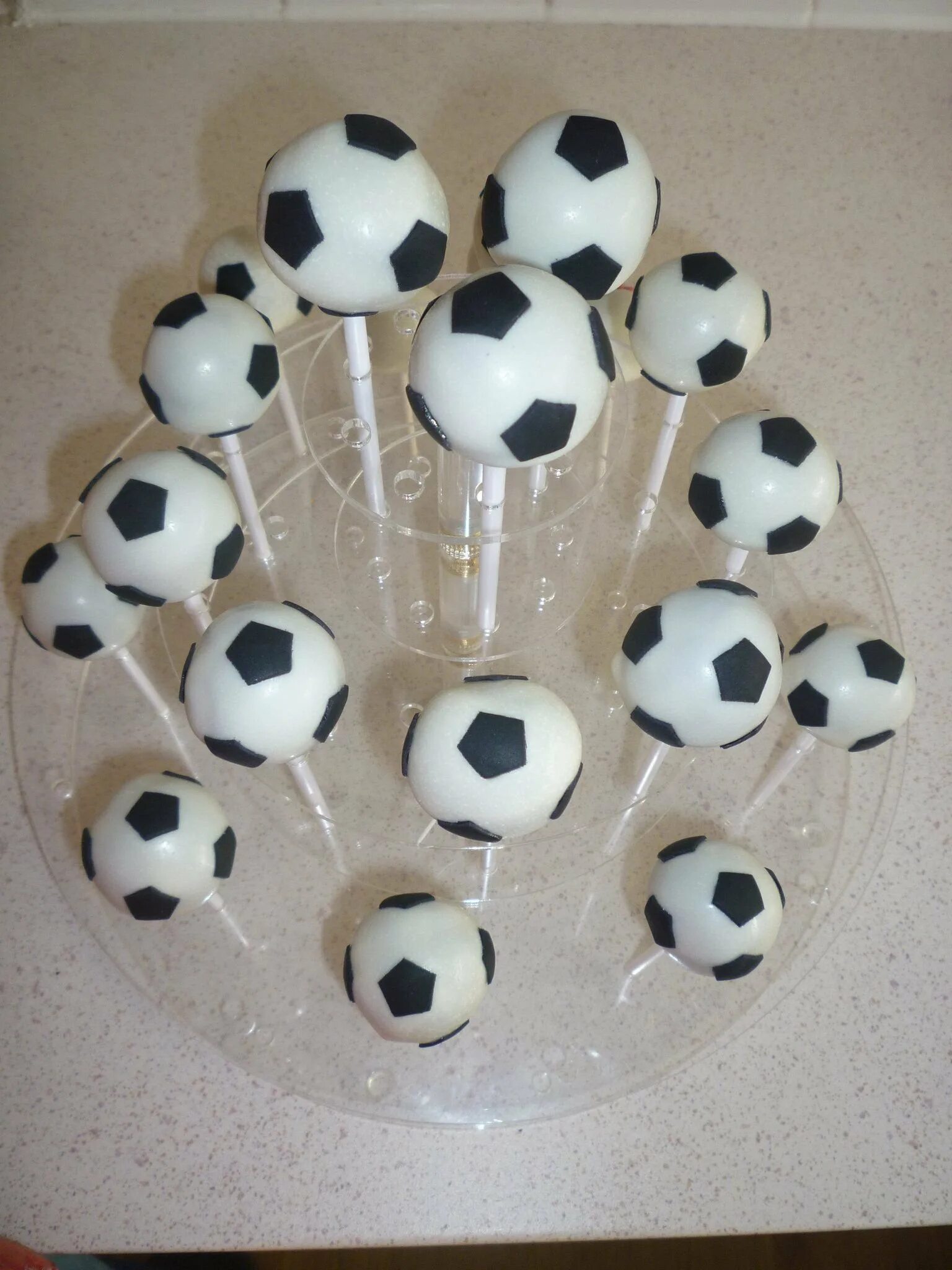 Мяч из мастики. Декор торта с футбольным мячом. Торт мячик футбольный. Торт в виде мяча. Как сделать футбольный мяч на торт.