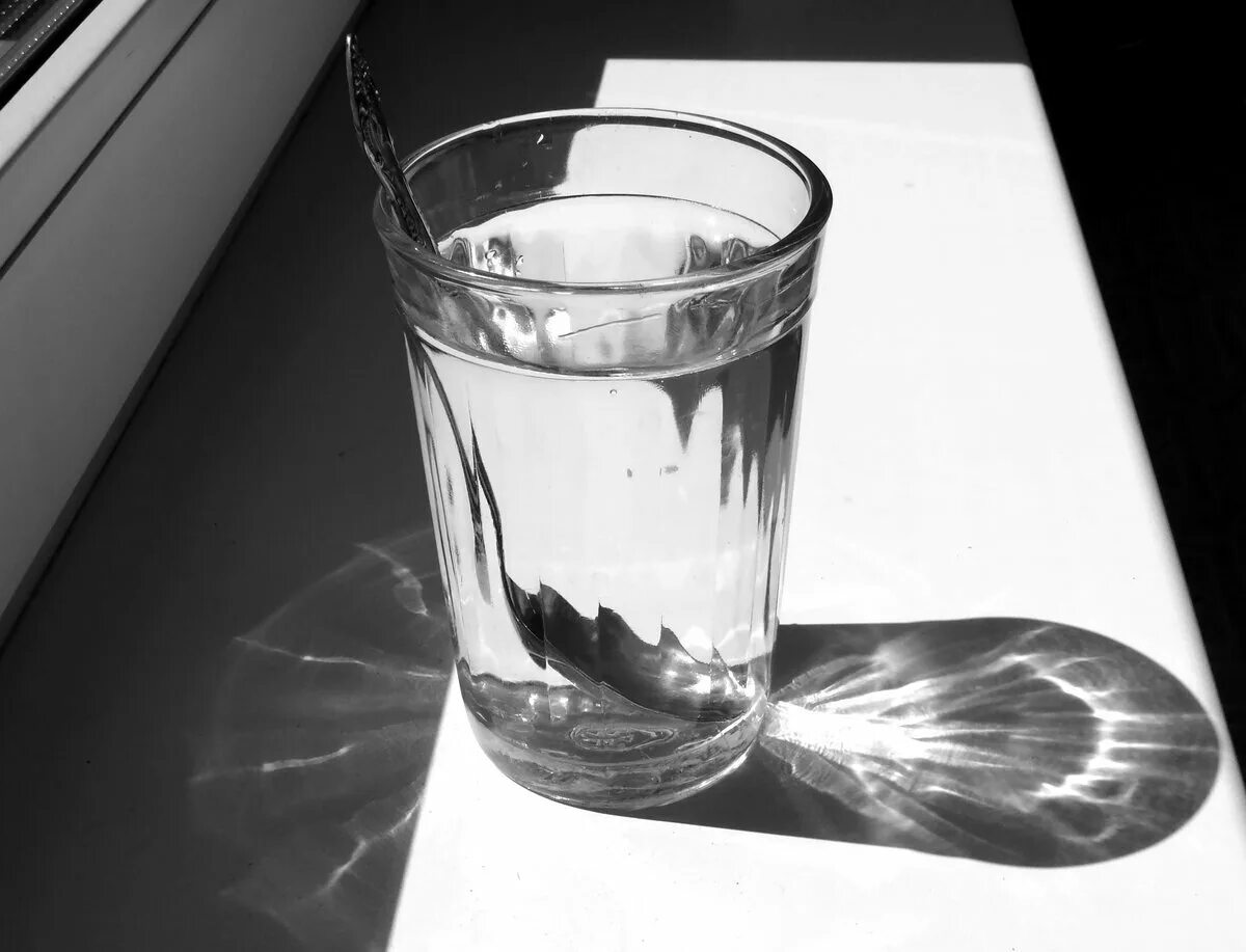 Фразеологизм в стакане воды. Стакан воды. Граненый стакан с водой. Стаканы для воды стеклянные. Стакан падает.