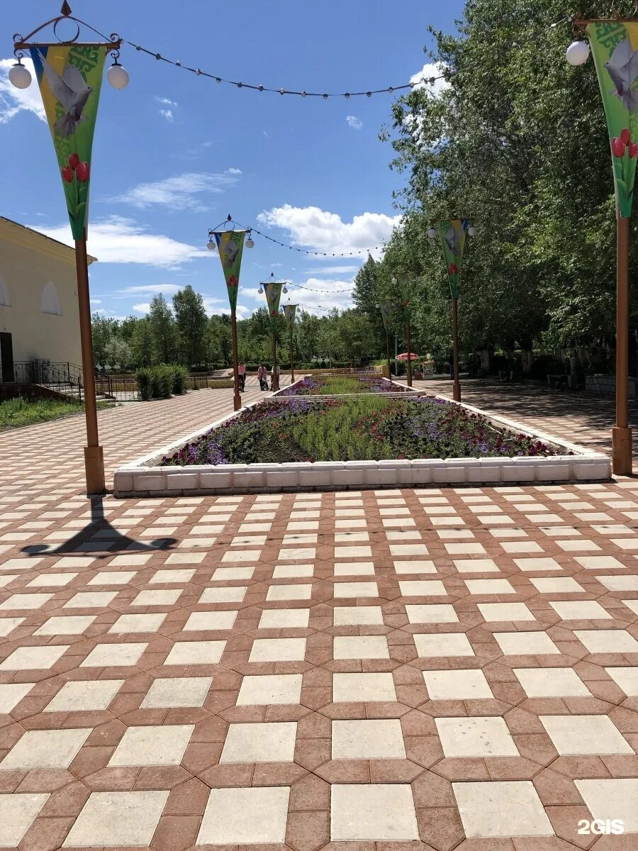 Парк восток темиртау. Темиртау парк аттракционов. Парк в темиртау старый город. Темиртау фонтан. Темиртау парк восток.