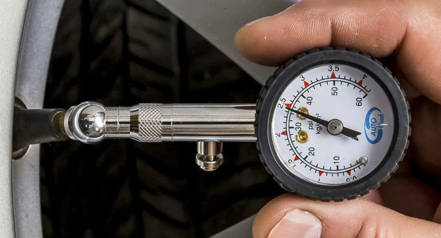 Давление в шинах автомобиля измеряется в. Прибор манометр давления в шинах ваз 2106. Цифровой манометр для измерения давления в шинах автомобиля. Измерение давления в колесе. Давление в шинах автомобиля.
