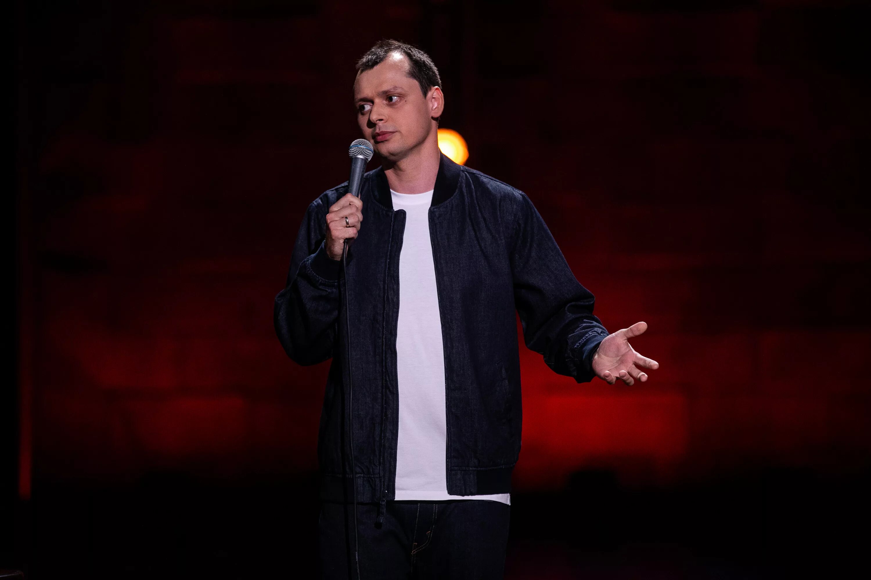 Выступление стендап комика. Выступление стендап комика. Нурлан сабуров 2022. Выступление стендап комика. Нурлан сабуров стендап.