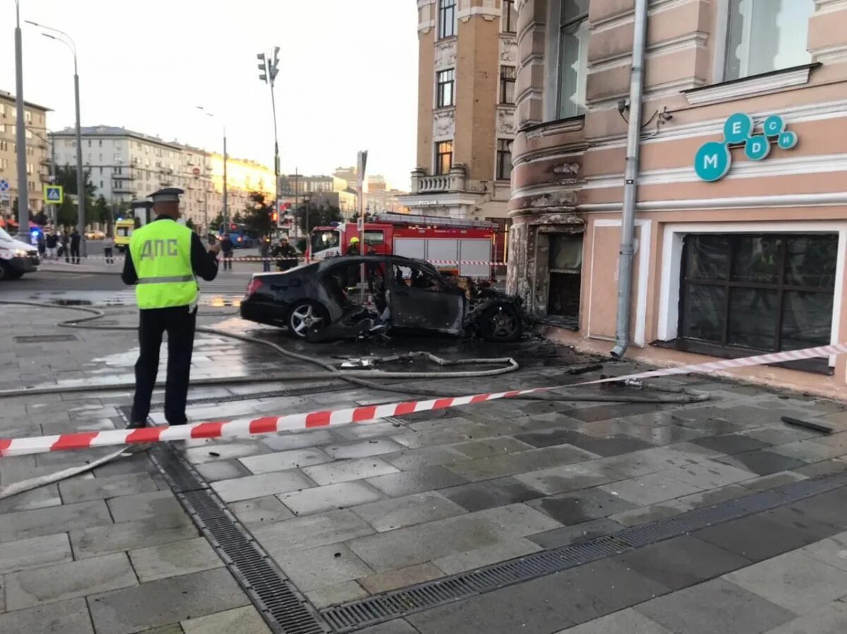 Происшествие в центре. ДТП С Mercedes на Зубовском бульваре в центре Москвы. Авария Мерседес Москва Зубовский бульвар. ДТП на Зубовском бульваре в Москве. Авария в центре Москвы 24.06.2022.