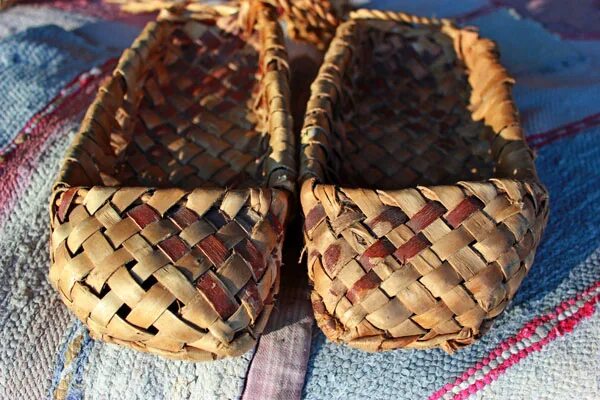 плетение лаптей. лыко для лаптей. лозоплетение лапти. лозоплетение лапти. лапти из лыка.