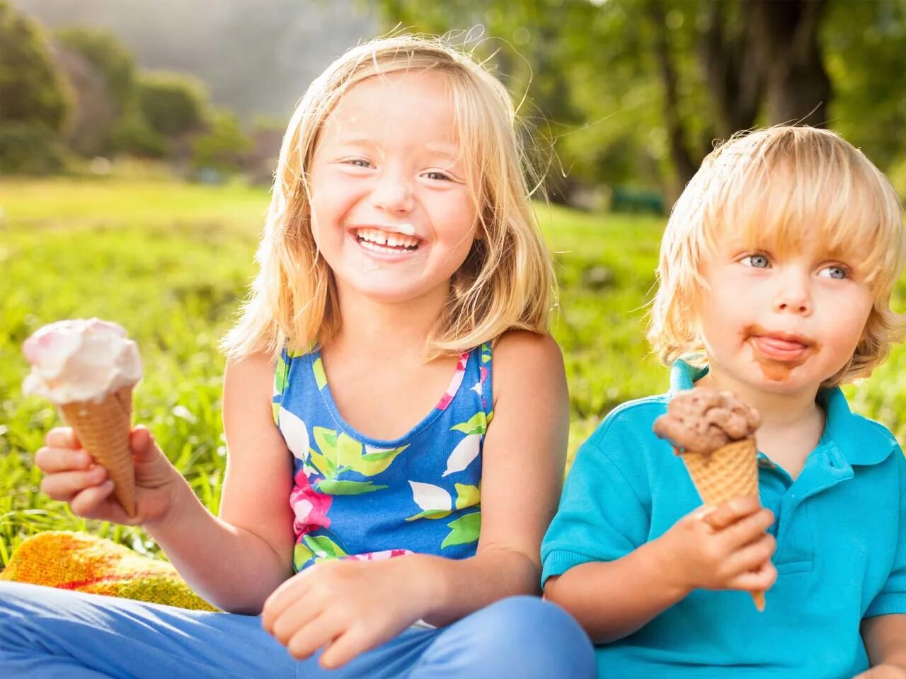 I like little girls. Мороженое для детей. Дети едят мороженое. Лето дети. Семья ест мороженое.