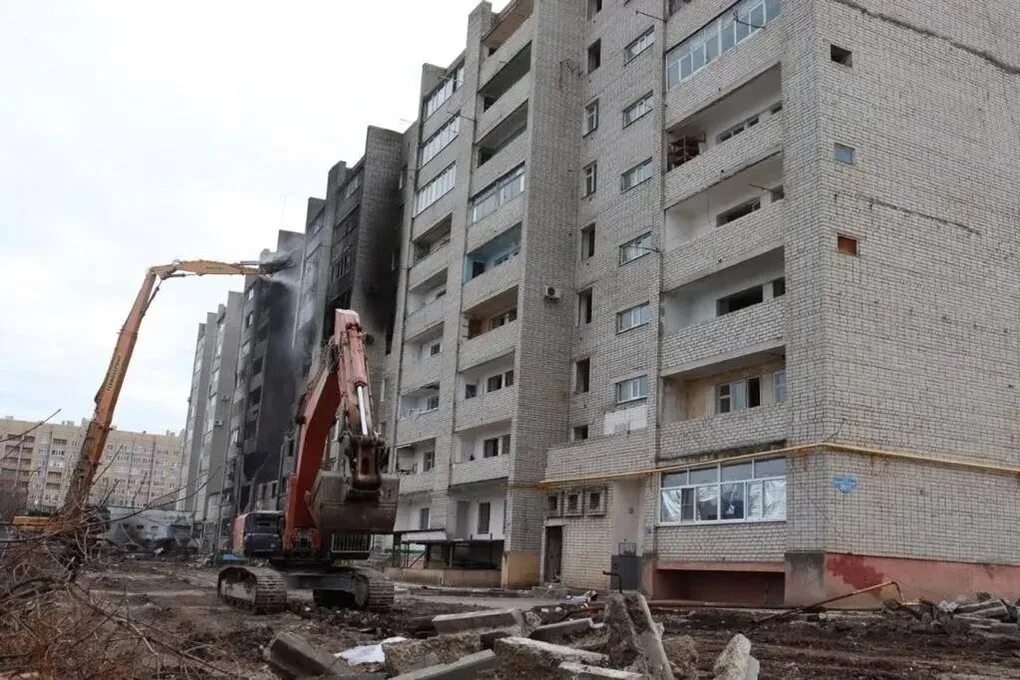 Демонтаж подъездов. Дома пятиэтажки. многоэтажка. огромная многоэтажка. демонтаж.