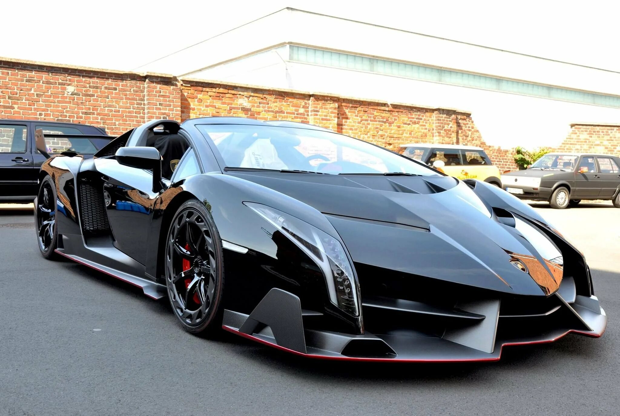 Красивые машины цены. Ламборджини Венено. Lamborghini Veneno Roadster 2014. Ламборгини Венено родстер. Lamborghini Veneno Roadster чёрный.