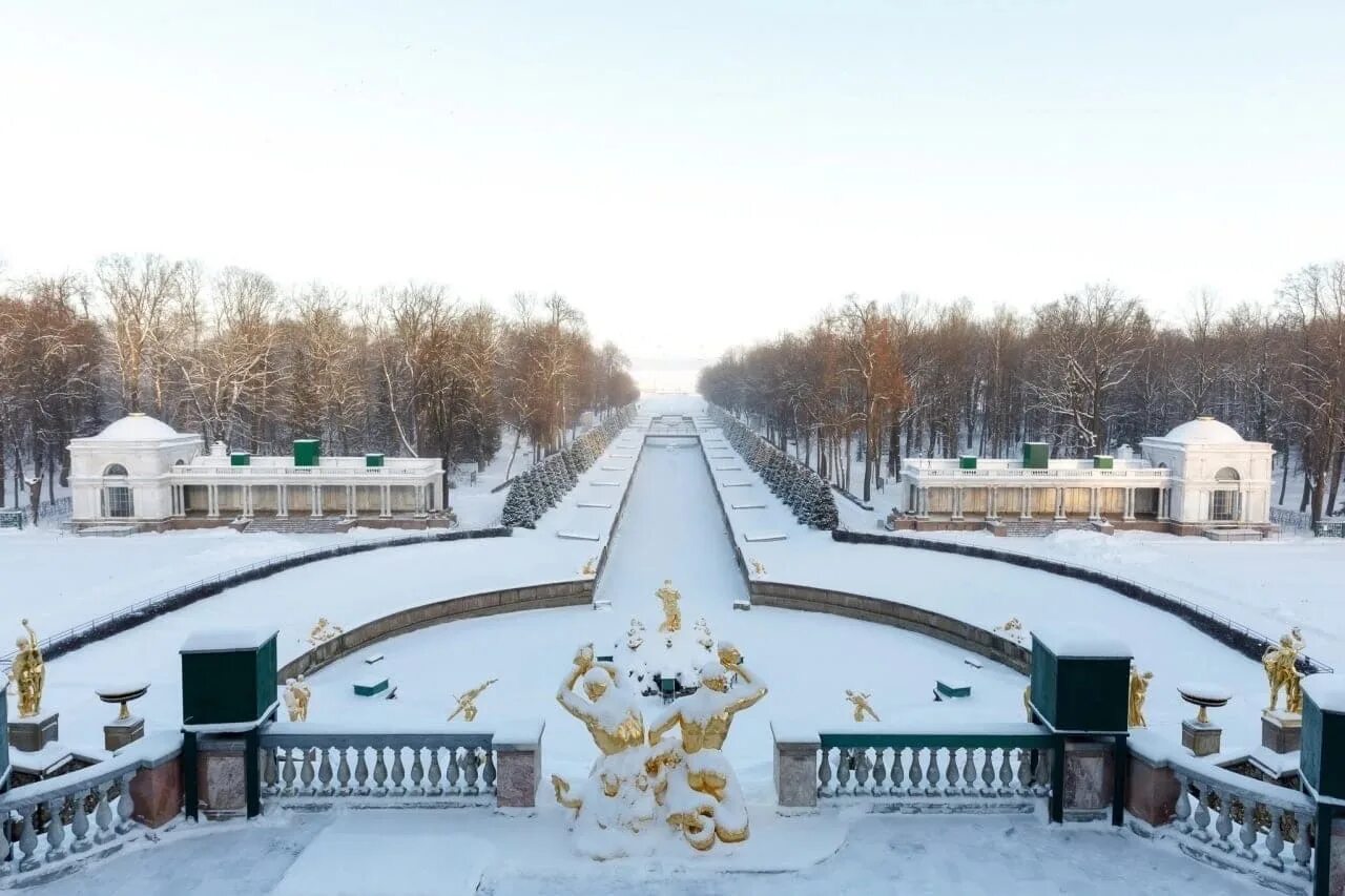 Петергоф в апреле. Петергоф 2025. петергоф фонтаны 2025. пятиргоф весной в апреле.