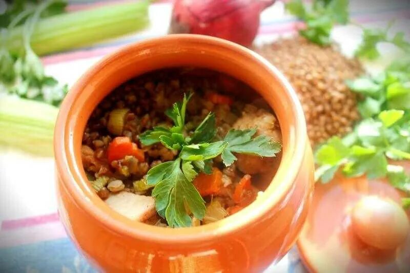 гречка с овощами и сыром. гречка по купечески. гречка с овощами в горшочке. гречка по-купечески в горшочках. гречка с потрошками в горшочках в духовке.