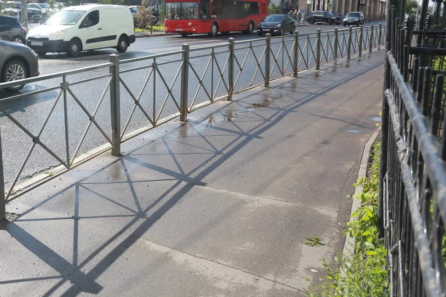 Вдоль дорог устанавливают. Ограждение тротуара. металлические пешеходные ограждения. ограждения тротуаров металлические. ограждение вдоль тротуара.