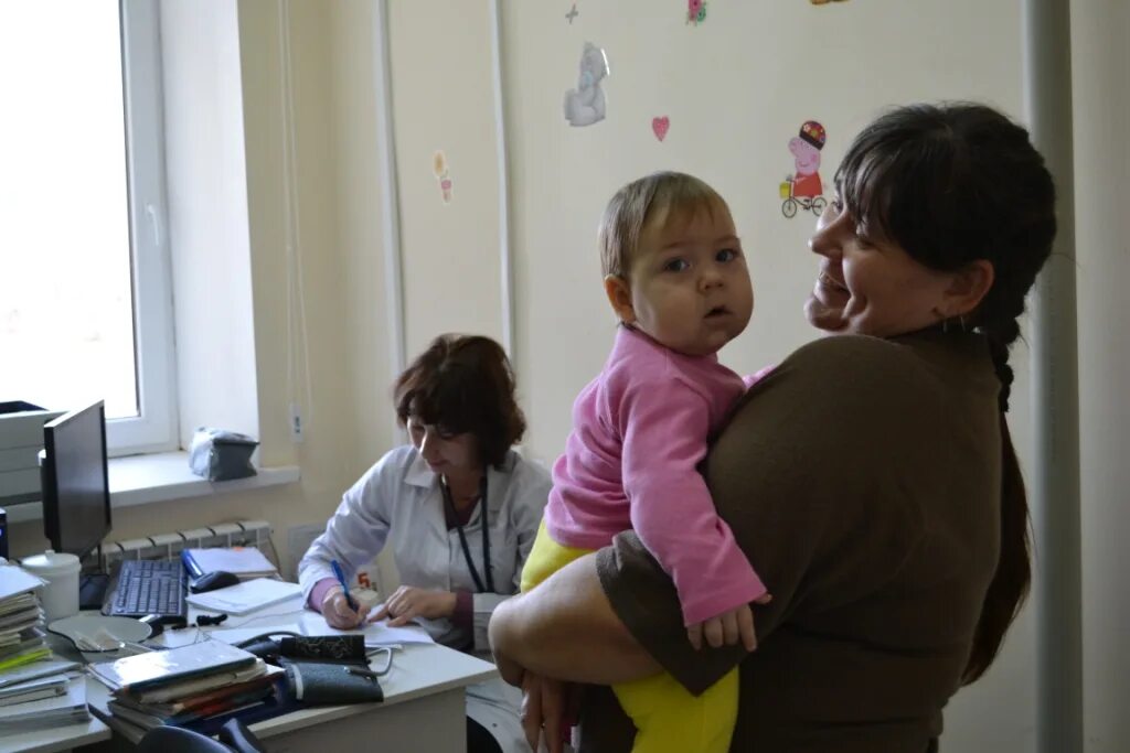 Детская больница психолог. Детский психолог в больнице. Бендеры детская больница психолог детский. Врачи школьников. Школьник у врача.