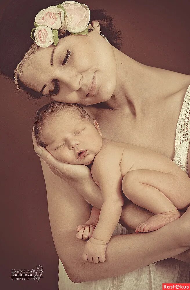 Мама с месячным ребенком. Фотосессия с малышом. Фотосессии с новорожденными. Мать с ребенком. Фотосессия с грудным ребенком.